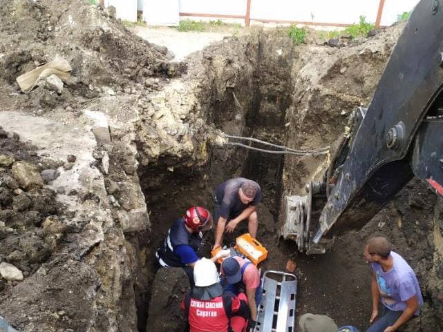 Рабочего засыпало грунтом в траншее на Огородной