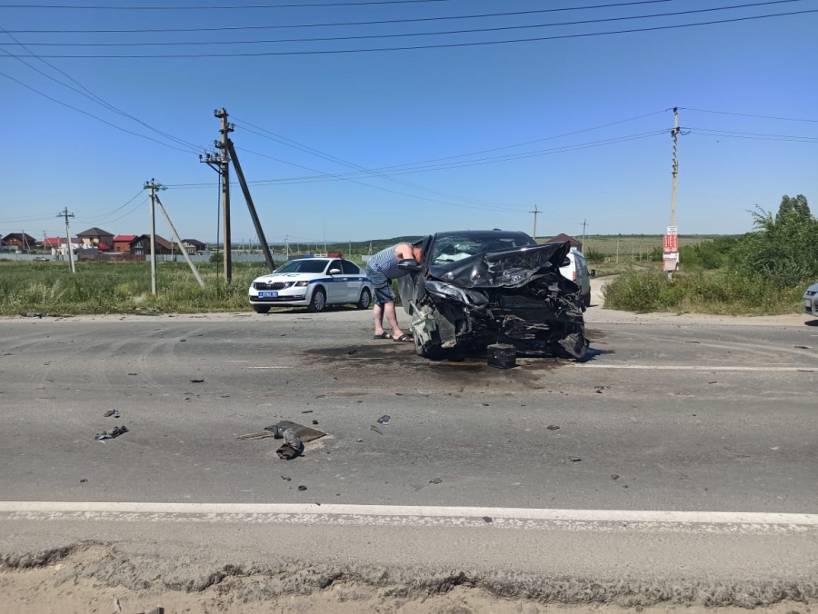 В Саратовском районе три человека пострадали в массовой аварии