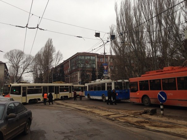 На Астраханской трамвай сошел с рельсов