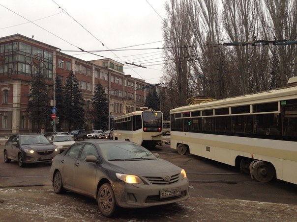 На Астраханской трамвай сошел с рельсов