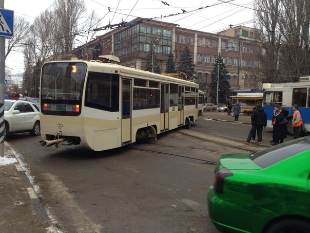 На Астраханской трамвай сошел с рельсов