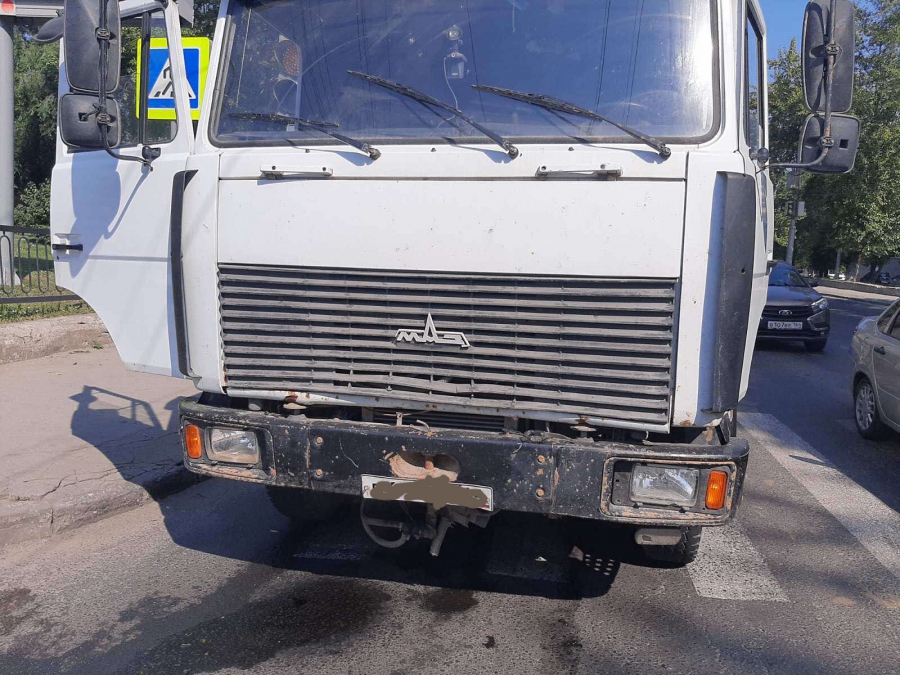 На Стрелке иномарка после ДТП с грузовиком сбила старушку