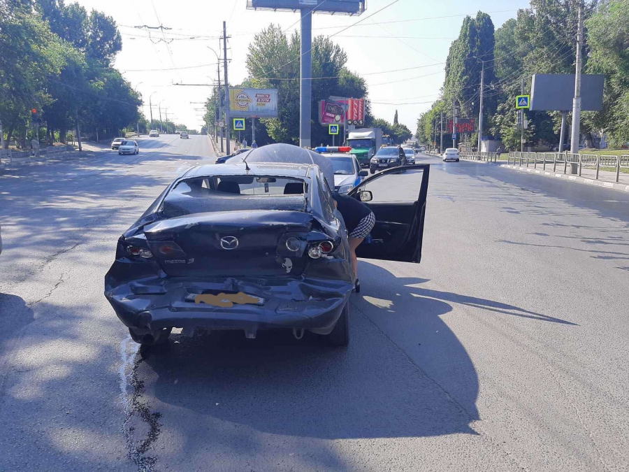 На Стрелке иномарка после ДТП с грузовиком сбила старушку