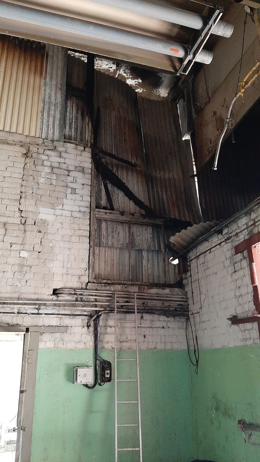 В Саратове 10 пожарных расчетов выехали тушить производственный цех