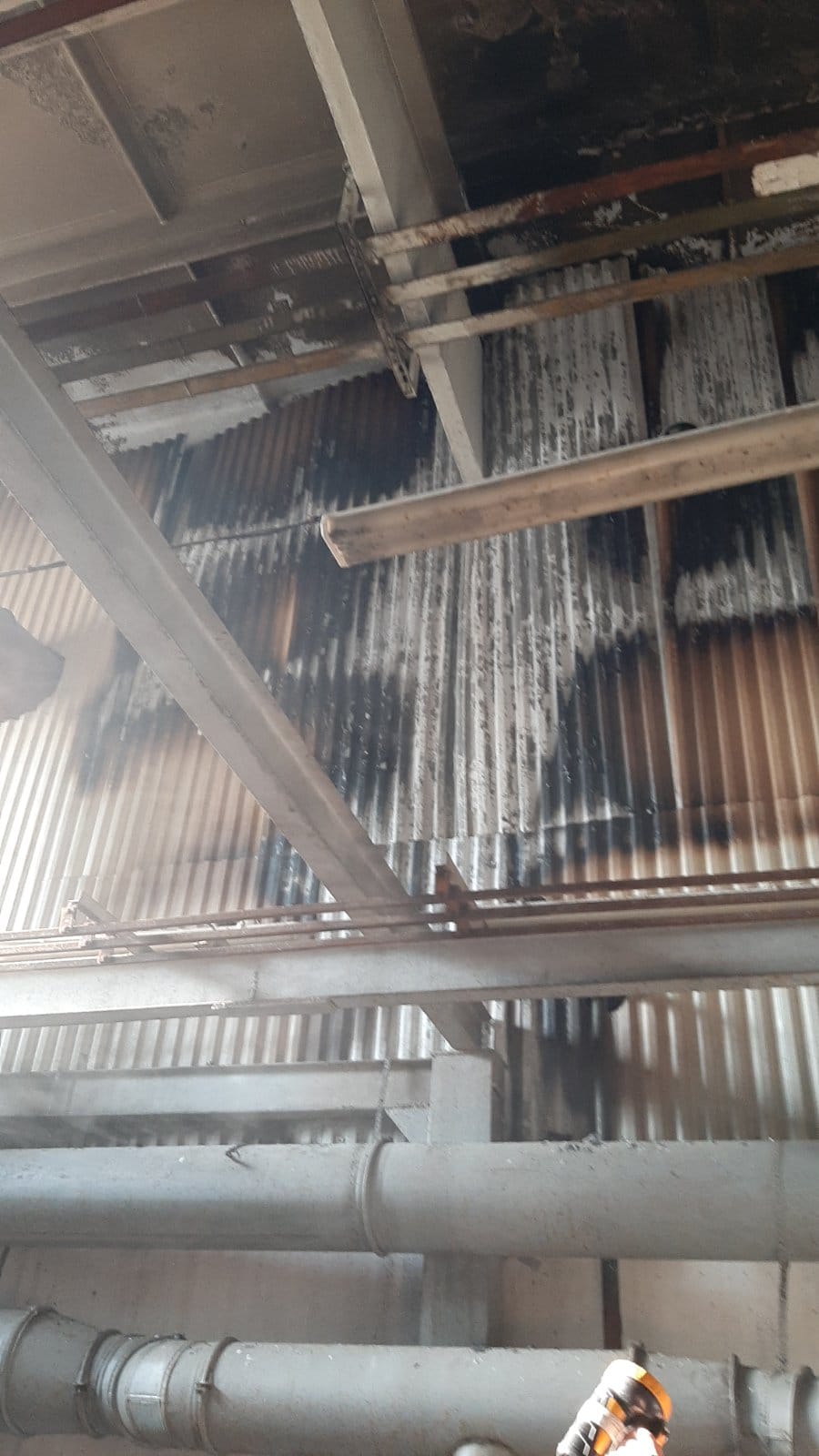 В Саратове 10 пожарных расчетов выехали тушить производственный цех