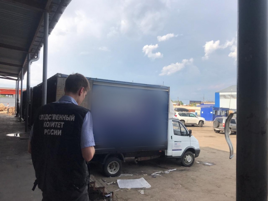 В Волжском районе на грузчика рухнул контейнер