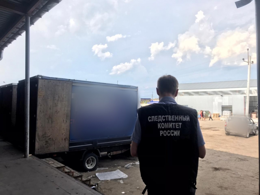 В Волжском районе на грузчика рухнул контейнер