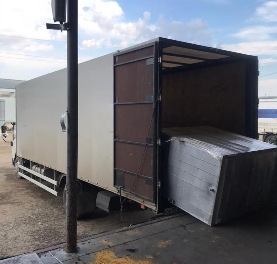 В Волжском районе на грузчика рухнул контейнер