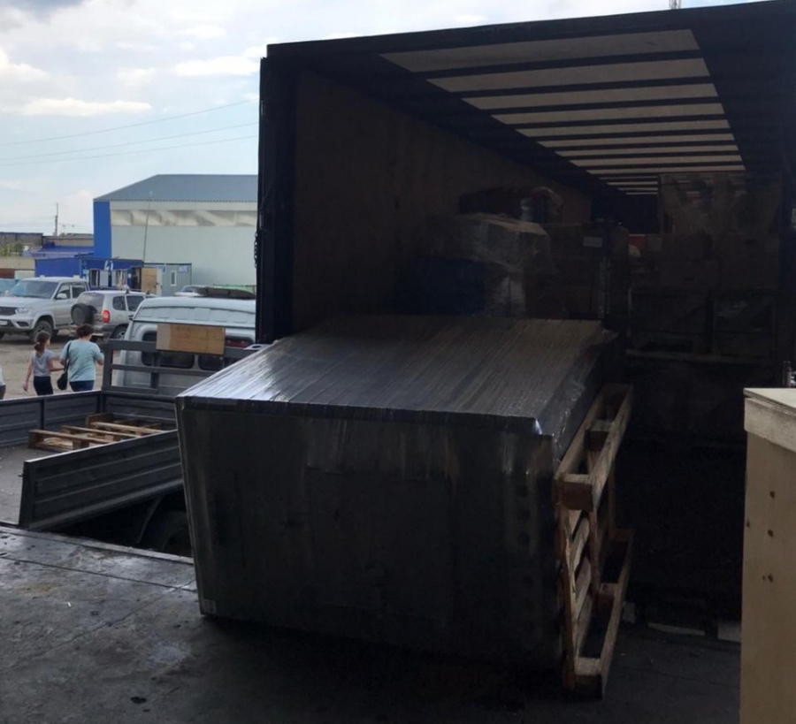 В Волжском районе на грузчика рухнул контейнер