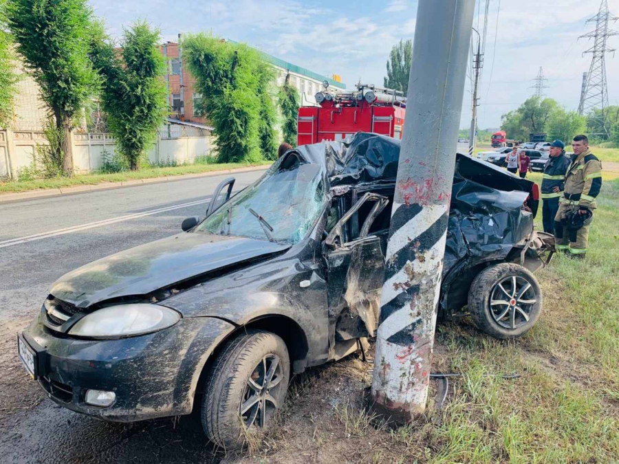 В Энгельсе пассажирка «Шевроле» погибла при столкновении со столбом