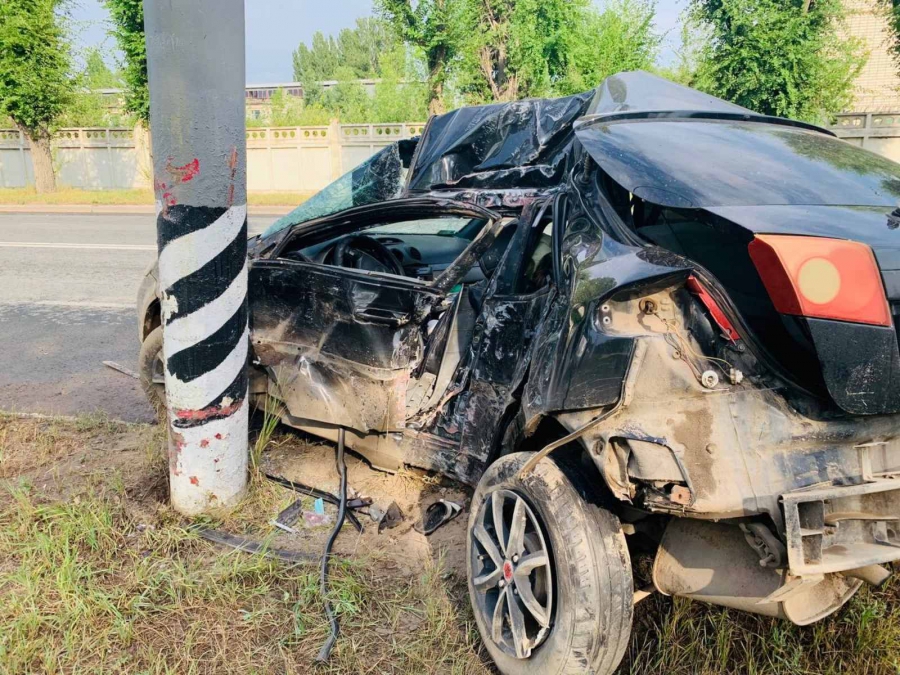 В Энгельсе пассажирка «Шевроле» погибла при столкновении со столбом