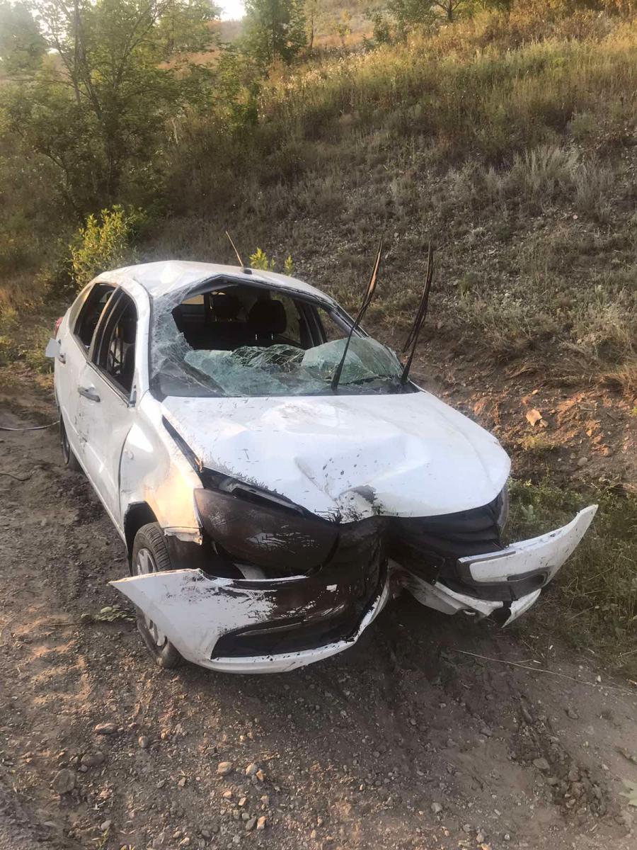 На Ново-Астраханском шоссе мужчина опрокинулся на «Гранте»