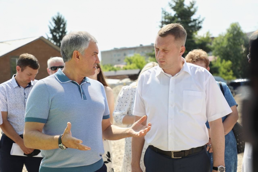 В Петровске Володин разругал подрядчиков-«бездельников» за ремонт тротуаров и Железного моста