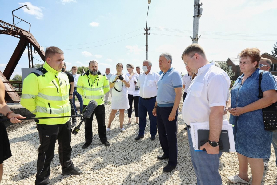 В Петровске Володин разругал подрядчиков-«бездельников» за ремонт тротуаров и Железного моста