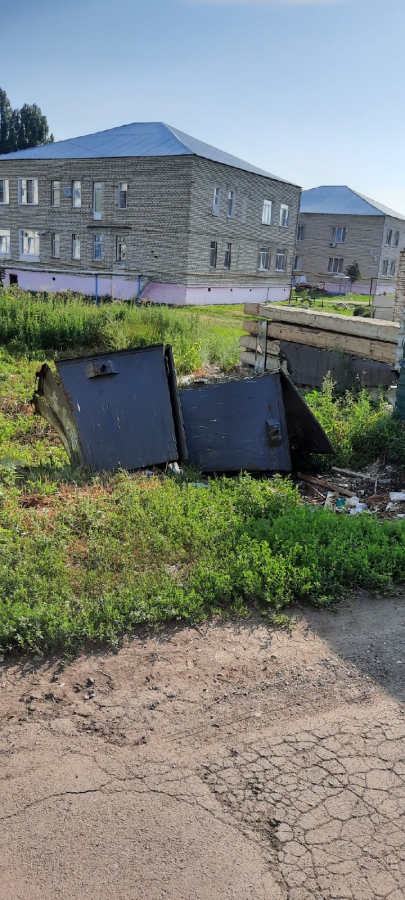 В Ртищеве хулиган устроил «битву» с мусорными контейнерами. Видео