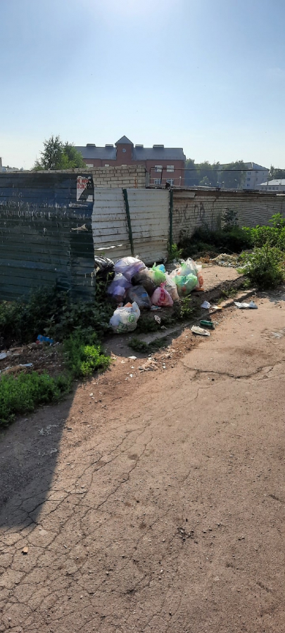 В Ртищеве хулиган устроил «битву» с мусорными контейнерами. Видео