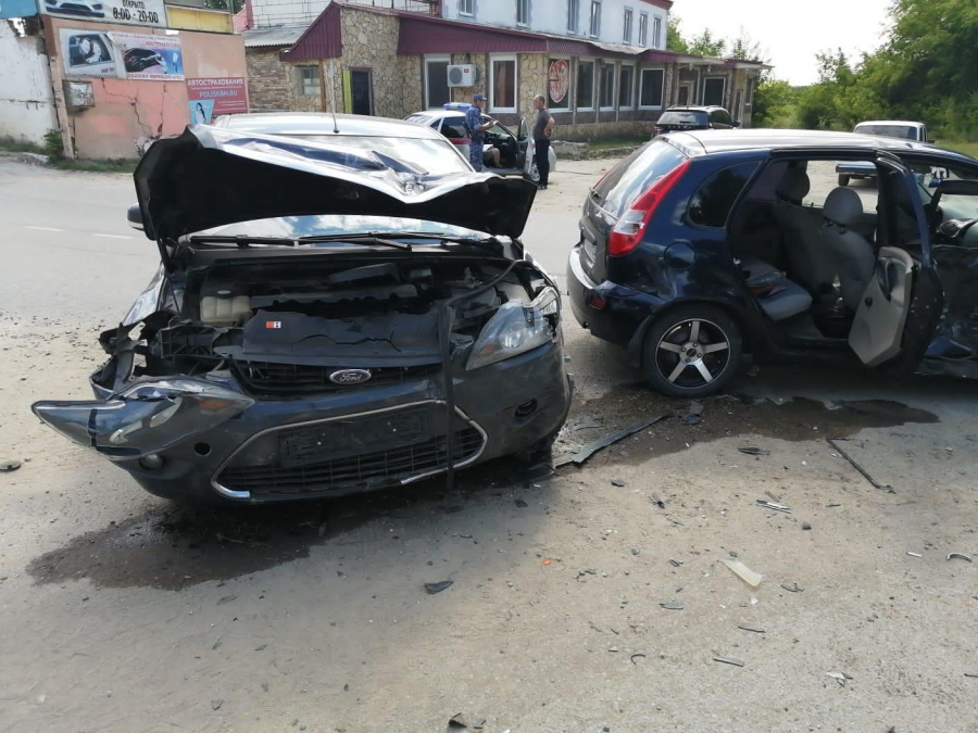 В результате столкновения «Калины» и иномарки госпитализировали женщину