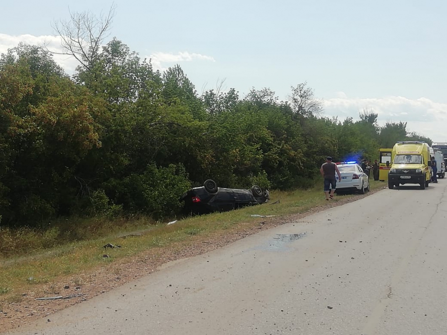 Под Энгельсом парень погиб при опрокидывании «Гранты»