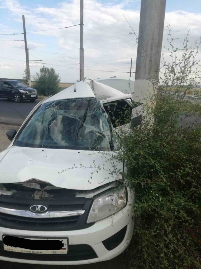 Возле балаковской атомной электростанции «Гранта» влетела в столб