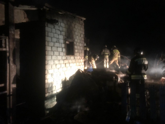 Под Балаковом на пожаре в частном доме погибли двое взрослых и трое детей