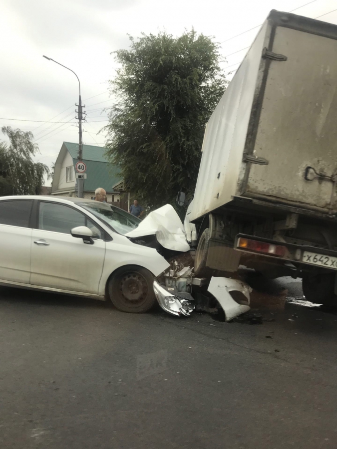 В Энгельсе грузовик «разорвал» капот иномарки