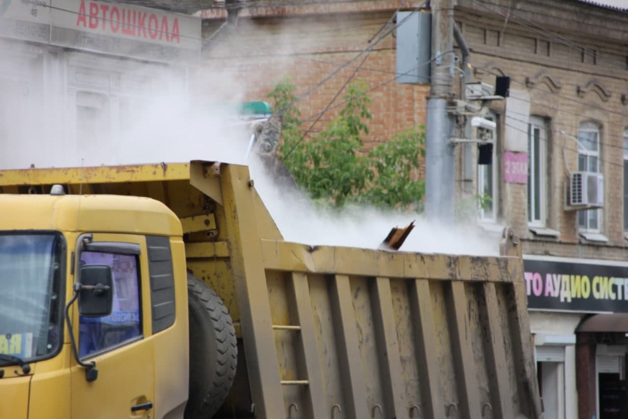 В центре Саратова при демонтаже ветхого дома обломками засыпали тротуар и часть дороги