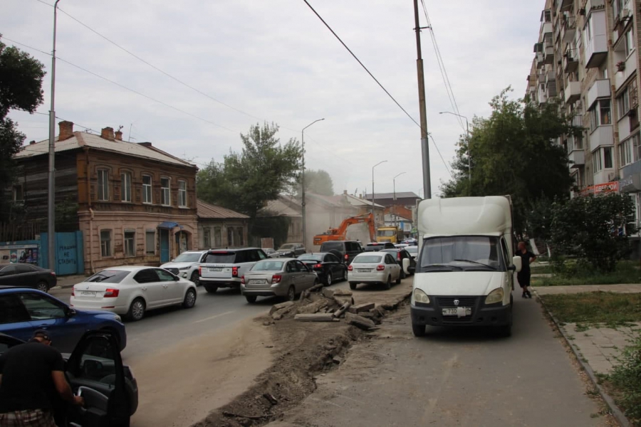 В центре Саратова при демонтаже ветхого дома обломками засыпали тротуар и часть дороги
