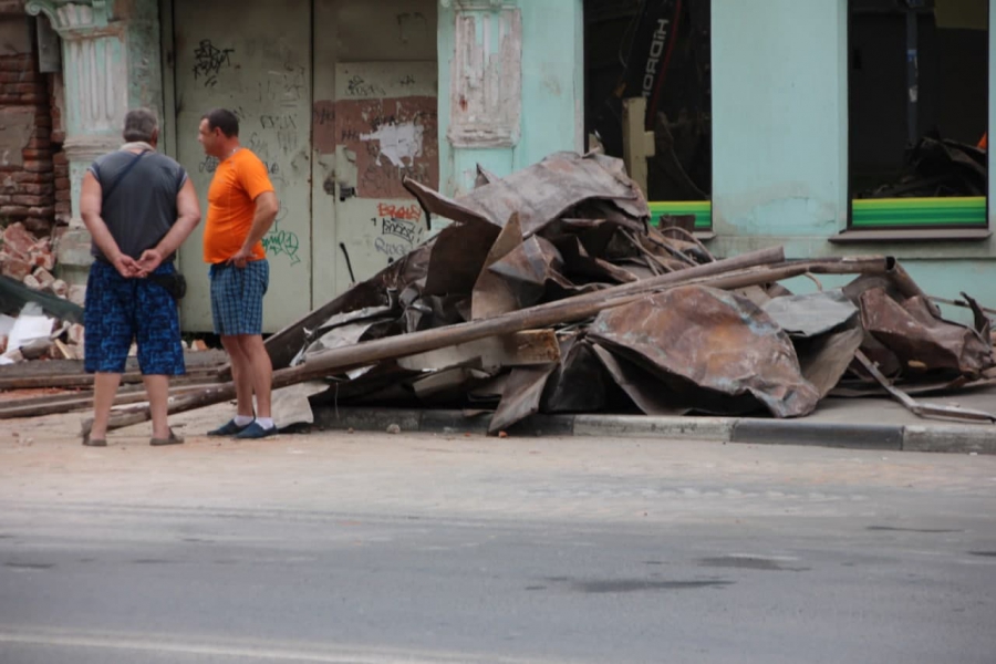 В центре Саратова при демонтаже ветхого дома обломками засыпали тротуар и часть дороги