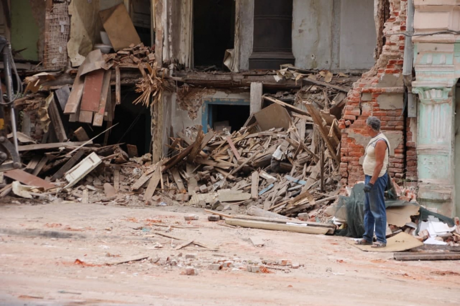 В центре Саратова при демонтаже ветхого дома обломками засыпали тротуар и часть дороги