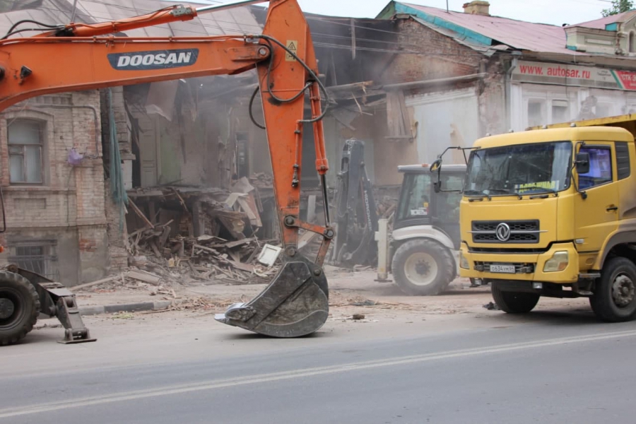 В центре Саратова при демонтаже ветхого дома обломками засыпали тротуар и часть дороги