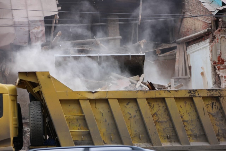 В центре Саратова при демонтаже ветхого дома обломками засыпали тротуар и часть дороги