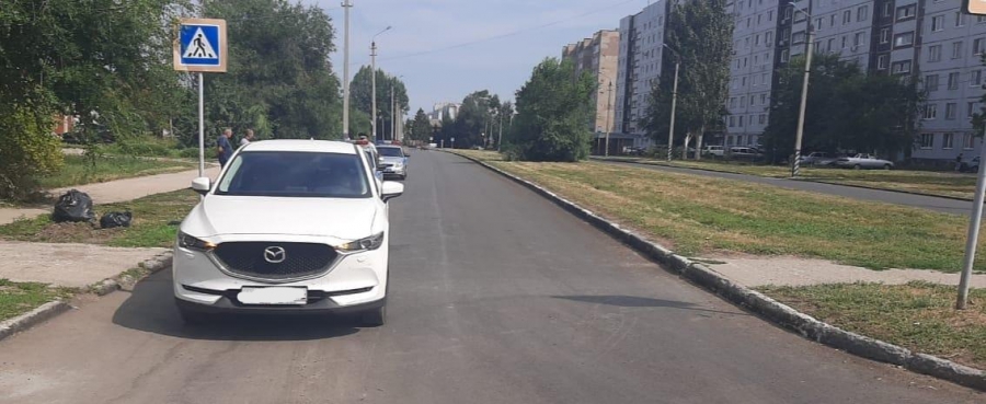 В Балакове кроссовер задним ходом сбил прохожую