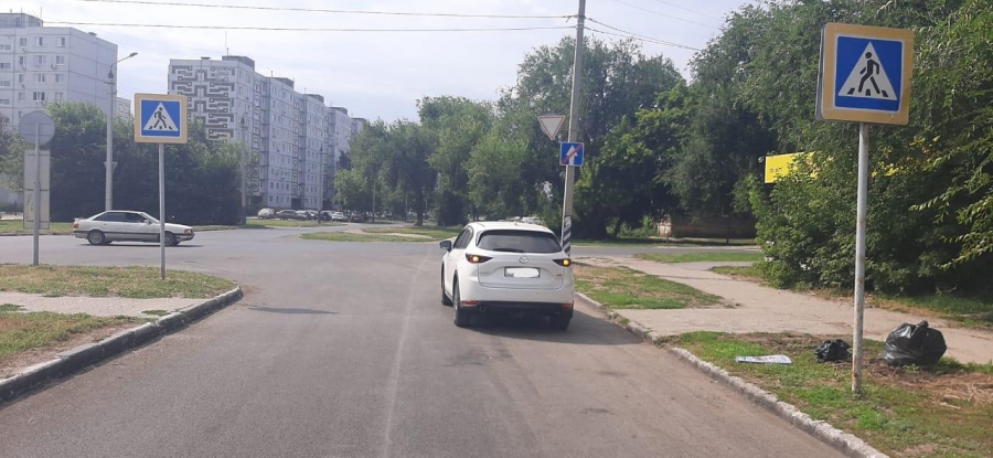 В Балакове кроссовер задним ходом сбил прохожую