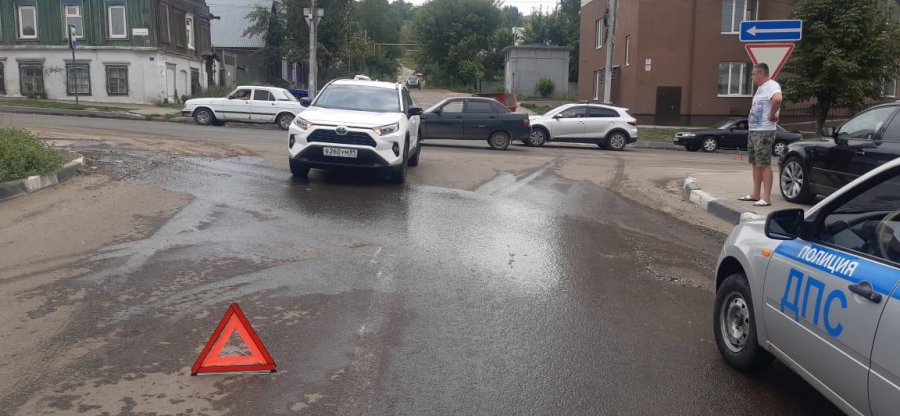 В Балакове кроссовер задним ходом сбил прохожую