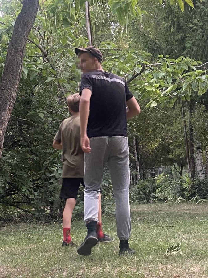 В Солнечном очевидцы заметили вовлечение ребенка в «токсикоманию»