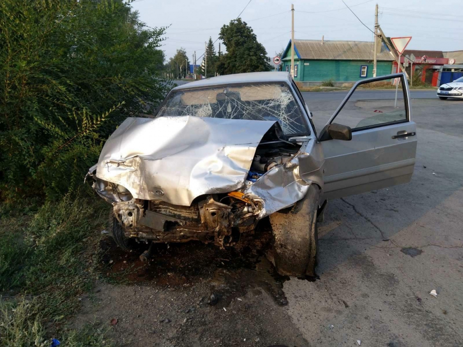 В Пугачеве «Шкоду» и «ВАЗ» смяло в ДТП. Пострадали трое