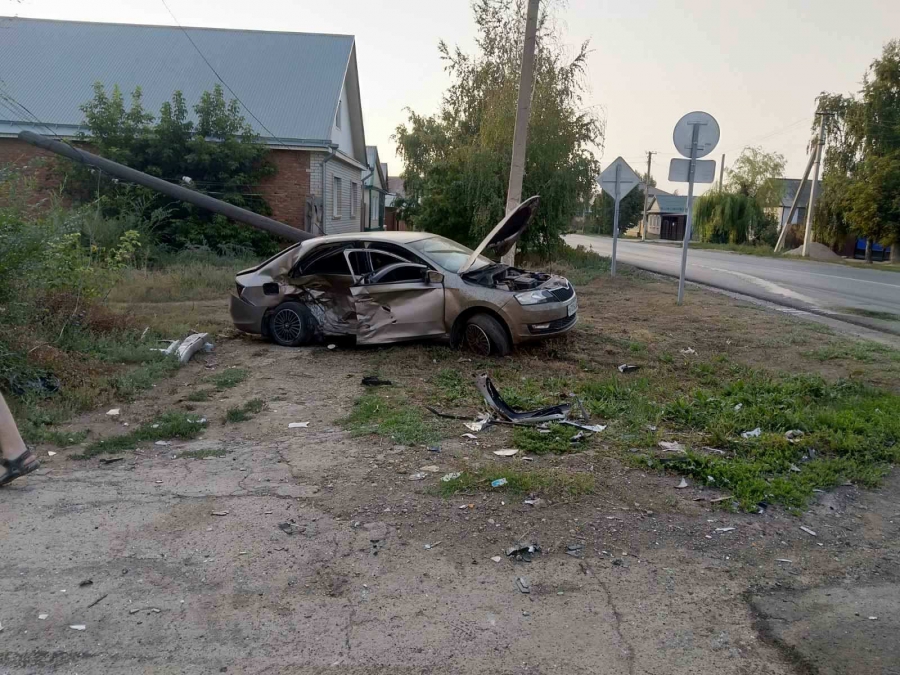 В Пугачеве «Шкоду» и «ВАЗ» смяло в ДТП. Пострадали трое