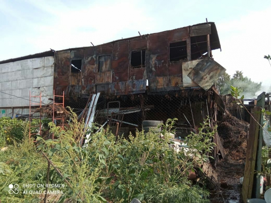 В Ленинском районе полыхали свинарник, гараж и две тонны сена