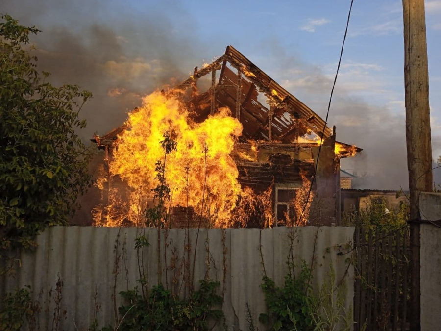 В Перелюбском районе сгорел дом из-за непотушенной сигареты