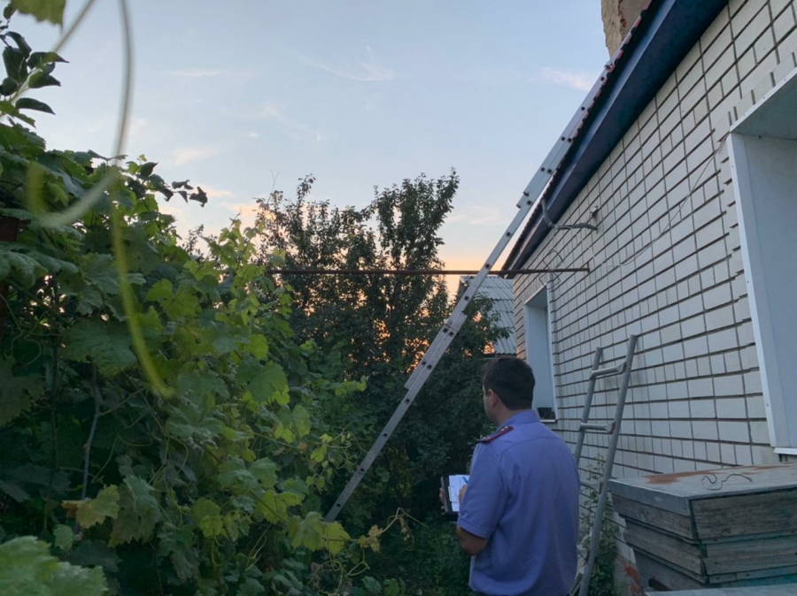 Житель Ртищева умер во время ремонта крыши