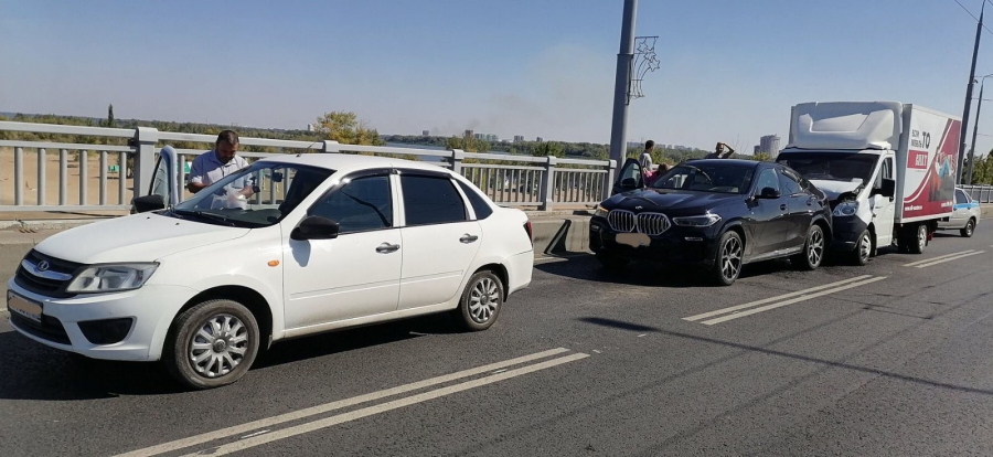 Двое детей пострадали в массовой аварии на мосту Саратов-Энгельс