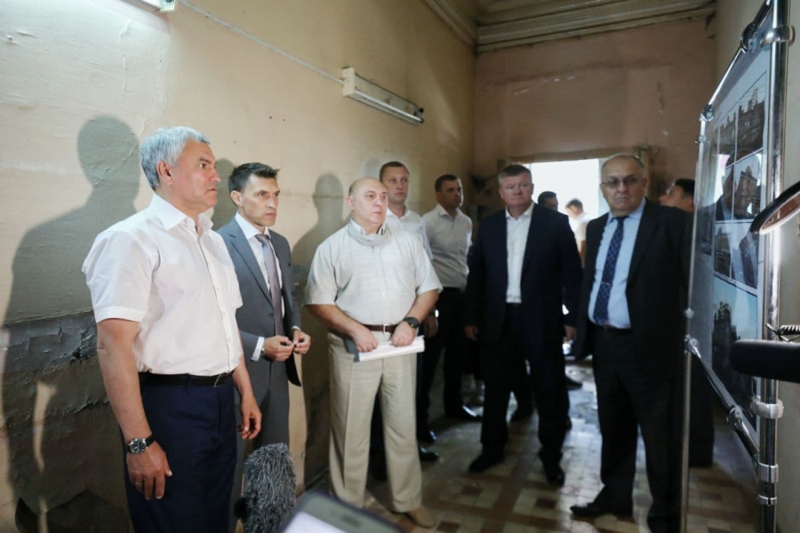 В Саратове Володин пообещал помочь с возвращением в муниципальную собственность 150-летнего здания