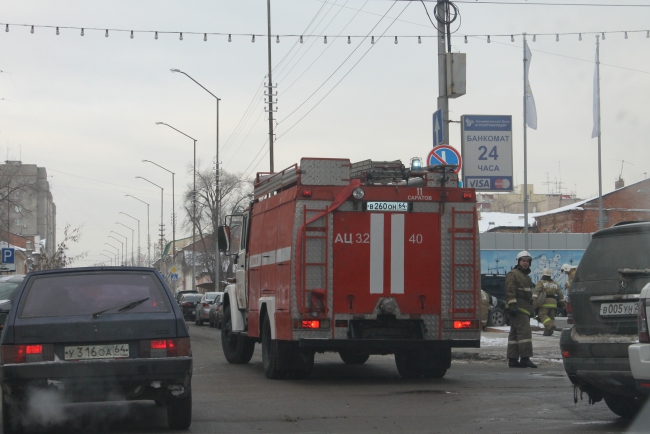 В Саратове горит дом. Перекрыта улица Московская