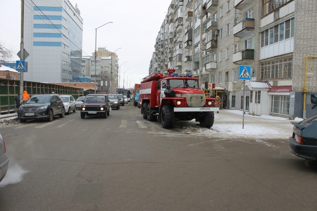 В Саратове горит дом. Перекрыта улица Московская