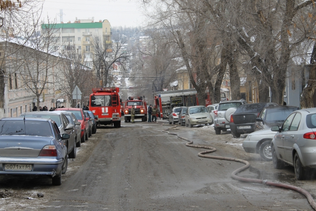 В Саратове горит дом. Перекрыта улица Московская