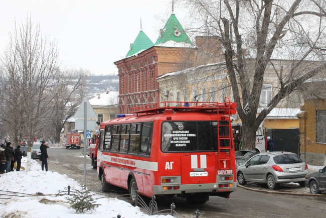 В Саратове горит дом. Перекрыта улица Московская
