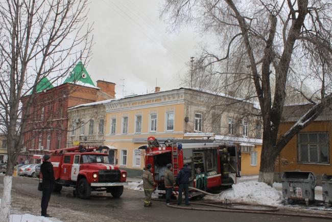 В Саратове горит дом. Перекрыта улица Московская