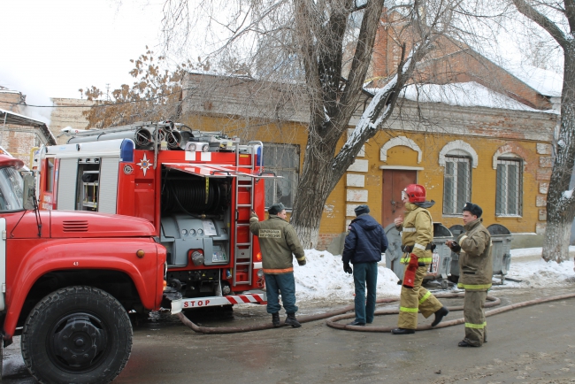 В Саратове горит дом. Перекрыта улица Московская