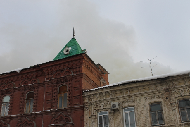 В Саратове горит дом. Перекрыта улица Московская