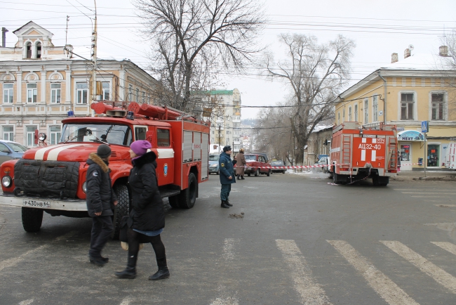 В Саратове горит дом. Перекрыта улица Московская
